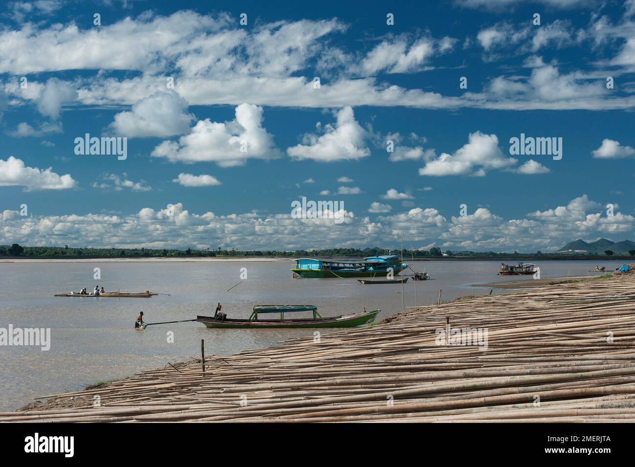 Myanmar, Sagaing, Monywa, Ein Myint, am Flussufer mit Booten und Bambus für die Flößherstellung Stockfoto