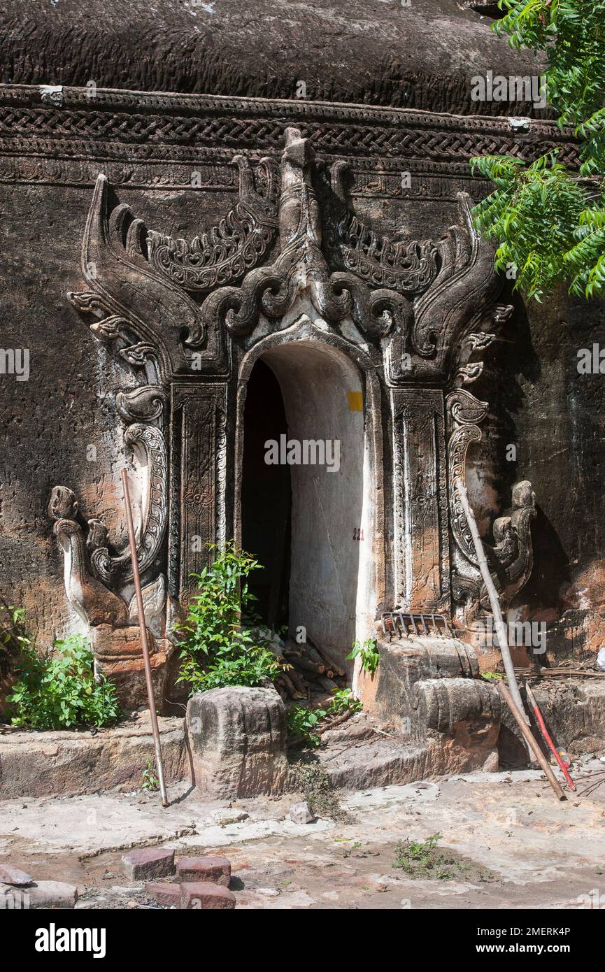 Myanmar, um Mandalay, Monywa, Pho Win Taung, Außenansicht des buddhistischen Höhlenkomplexes mit Felsschnitzereien Stockfoto