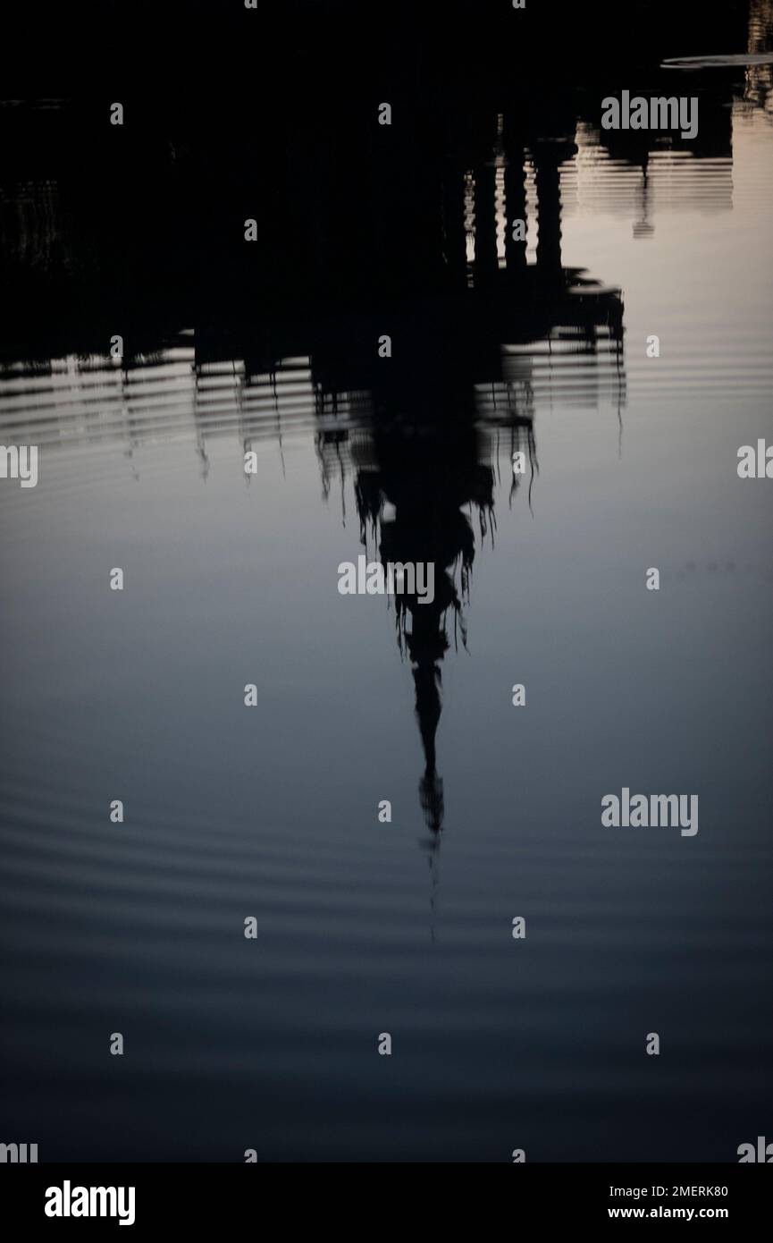 Myanmar, Mandalay Region, Mandalay, Königspalast, Außenwand und Torpfosten spiegeln sich im Wassergraben wider Stockfoto