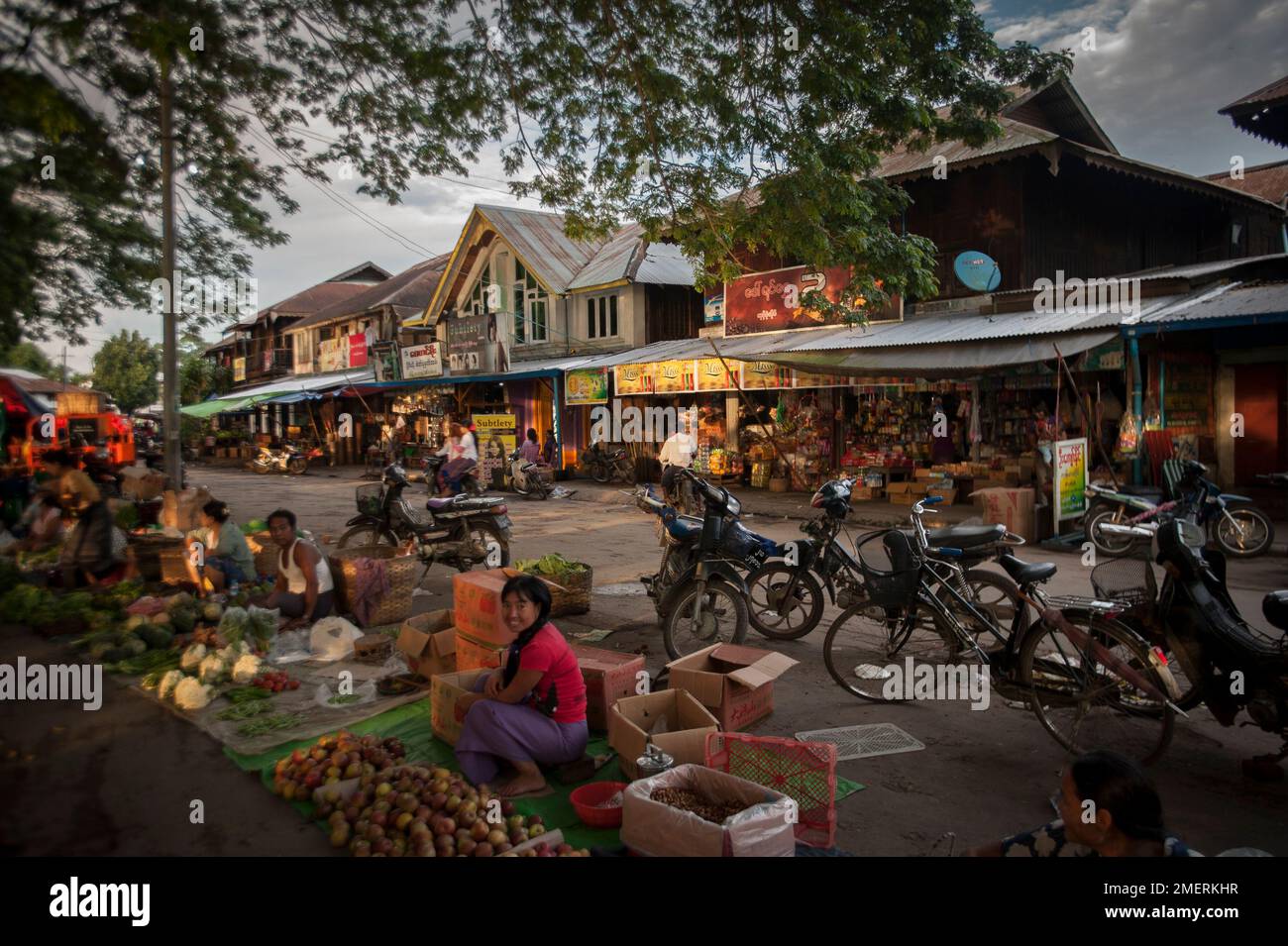 Myanmar, Nordmyanmar, Bhamo, Markt am Flussufer mit Teakhäusern Stockfoto