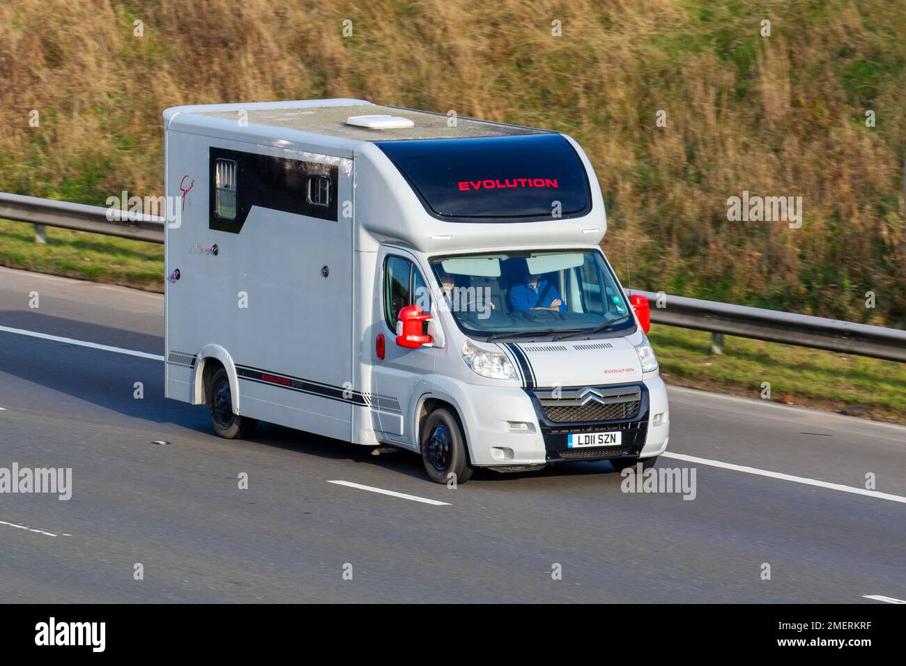 2011 grauweißes CITROEN-Relais 35 L3 120 LWB 2198cc 6-Gang-SPRINT-Pferdebox mit SCHALTGETRIEBE; Fahrt auf der Autobahn M61 UK Stockfoto