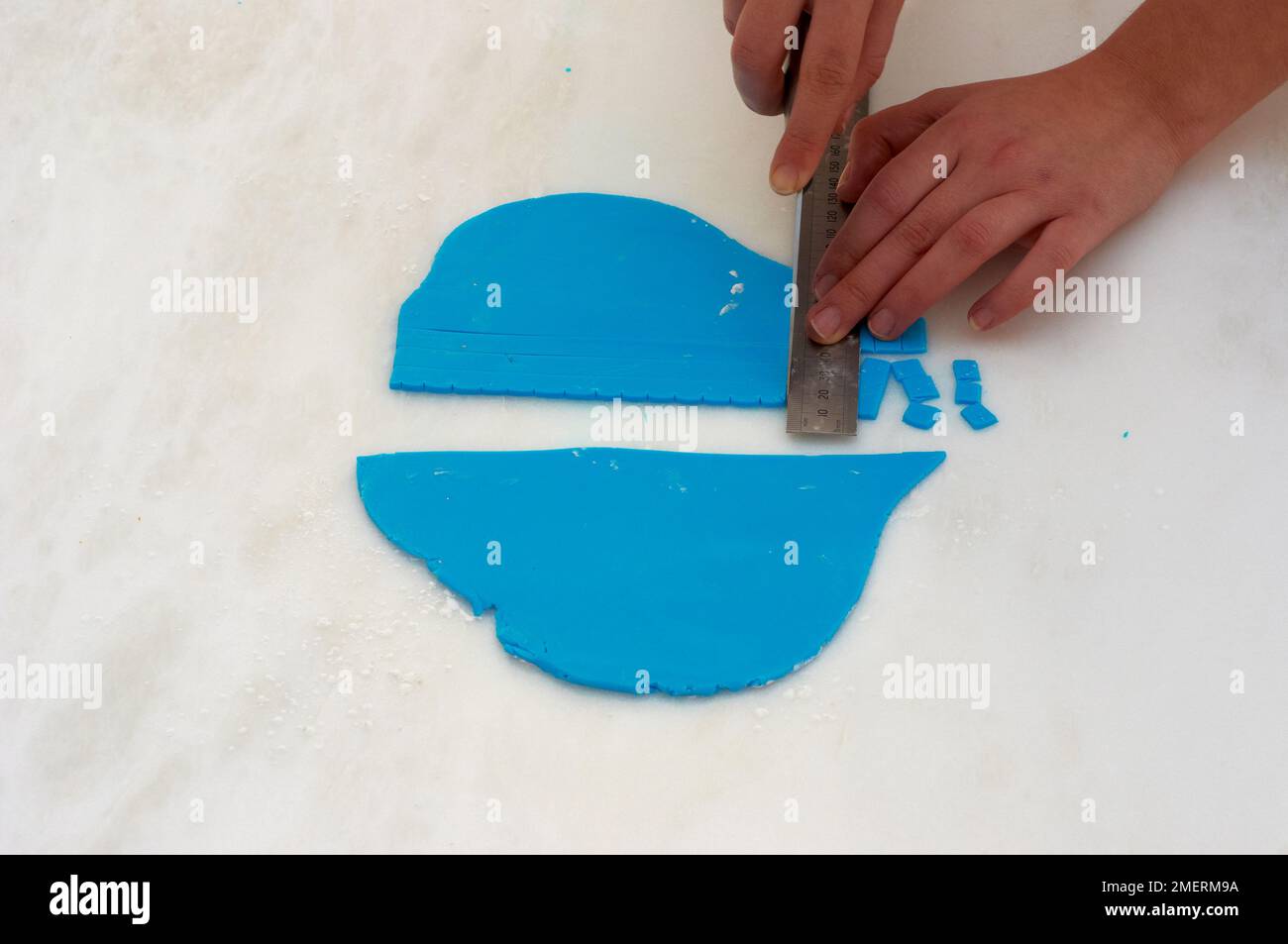 Schneiden von essbaren Mosaikfliesen aus Fondantguss Stockfoto