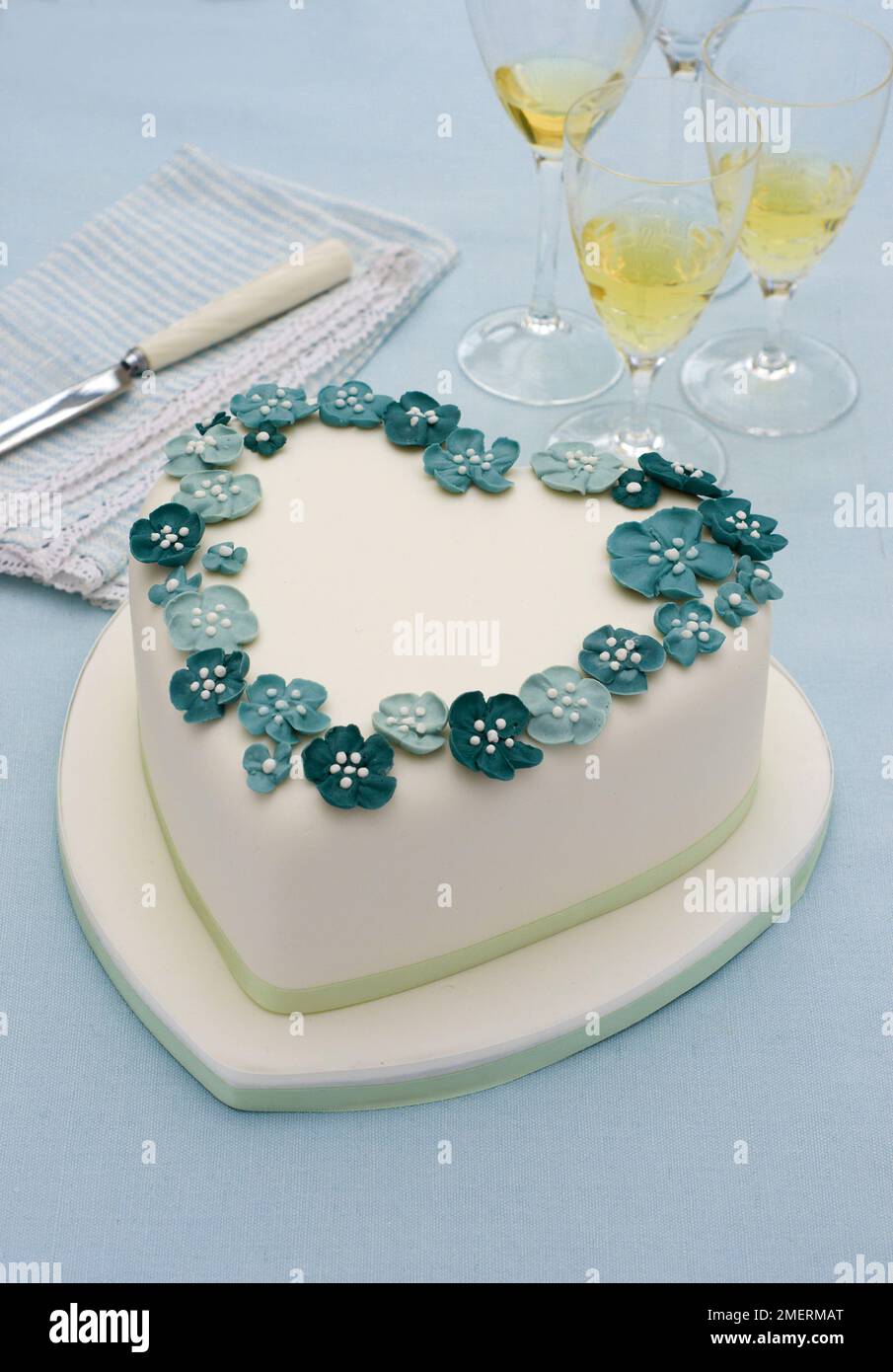 Herzförmiger Kuchen mit Blumen Stockfoto