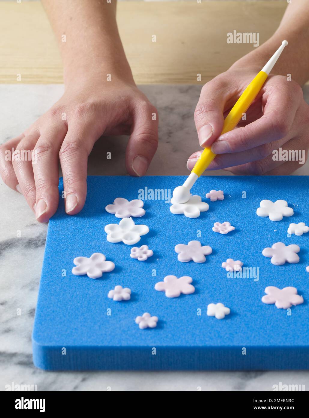Blumen werden aus Gärung hergestellt und mit einem Kuchendekorationswerkzeug modelliert Stockfoto