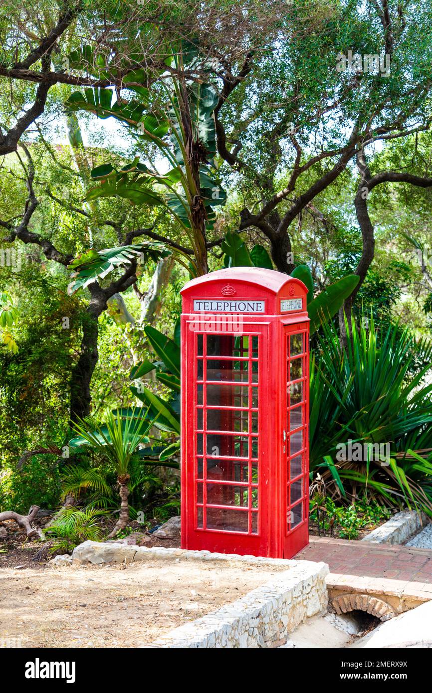 Rote Telefonzelle im britischen Stil (K6) im Botanischen Garten, Gibraltar Stockfoto