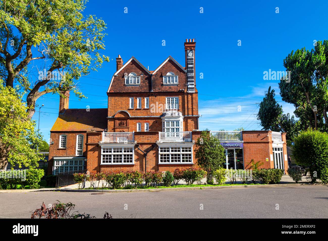 Außenansicht des historischen Victorian Connaught House Hotel und Fox Connaught Pub, Royal Docks, East London, Großbritannien Stockfoto