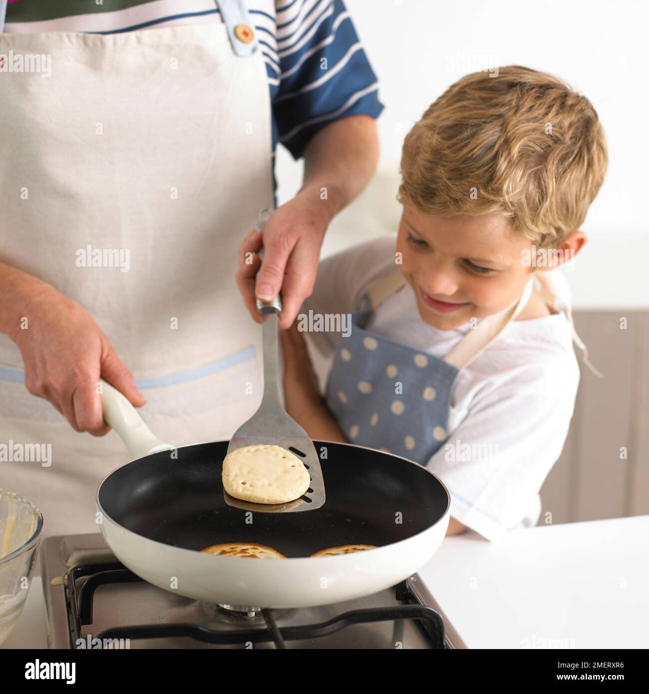 Flipping Pfannkuchen in einer Pfanne, 6 Jahre Stockfoto