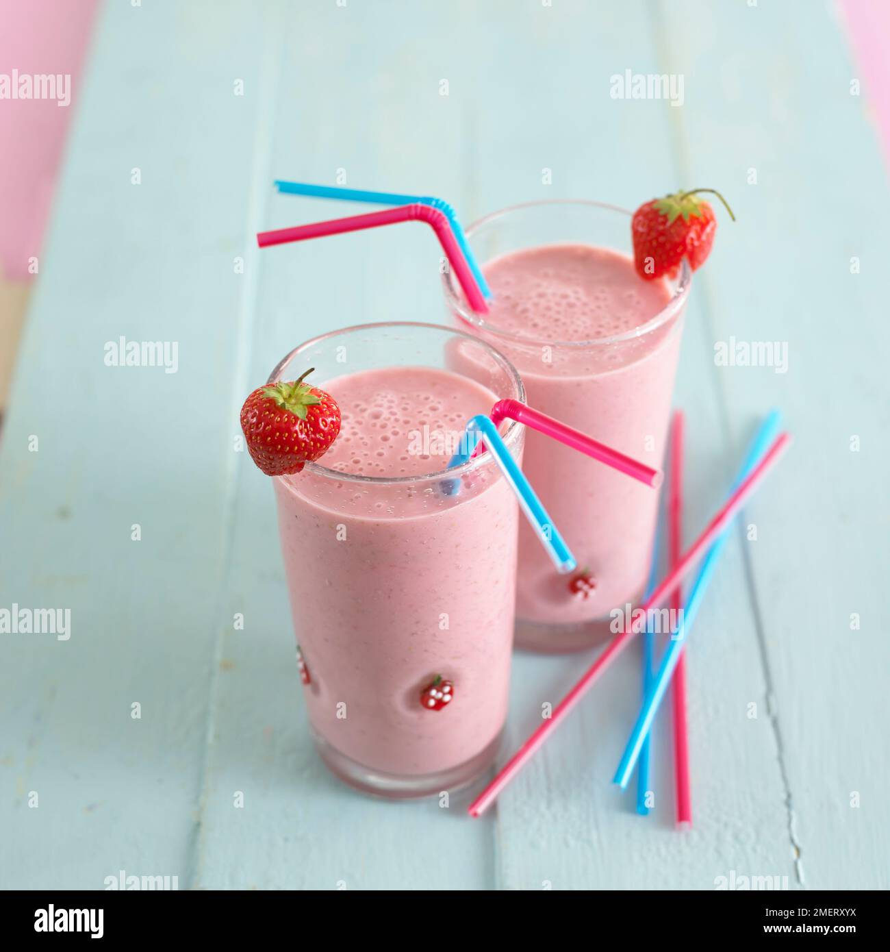 Zwei Gläser Erdbeer-Smoothy Stockfoto