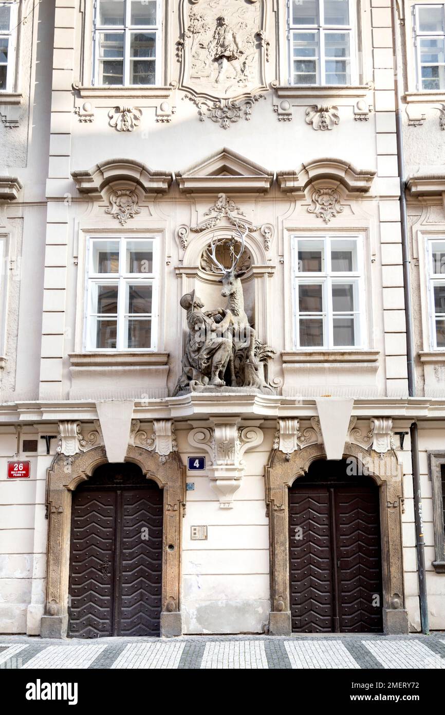 Die Skulptur Golden Stag und Saint Hubert auf einer Gebäudefassade, St. Thomas's Street, Prag, Tschechische Republik Stockfoto