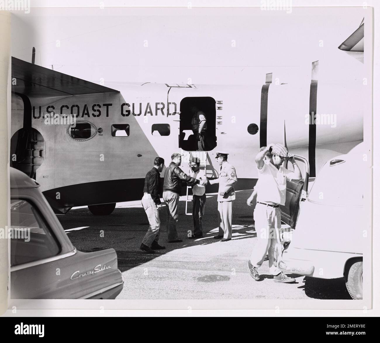 Krankenwagen für Autounfallopfer. Dieses Bild zeigt ein Flugzeug der Küstenwache, das bei einem Autounfall verletzte Personen unterstützt. Stockfoto