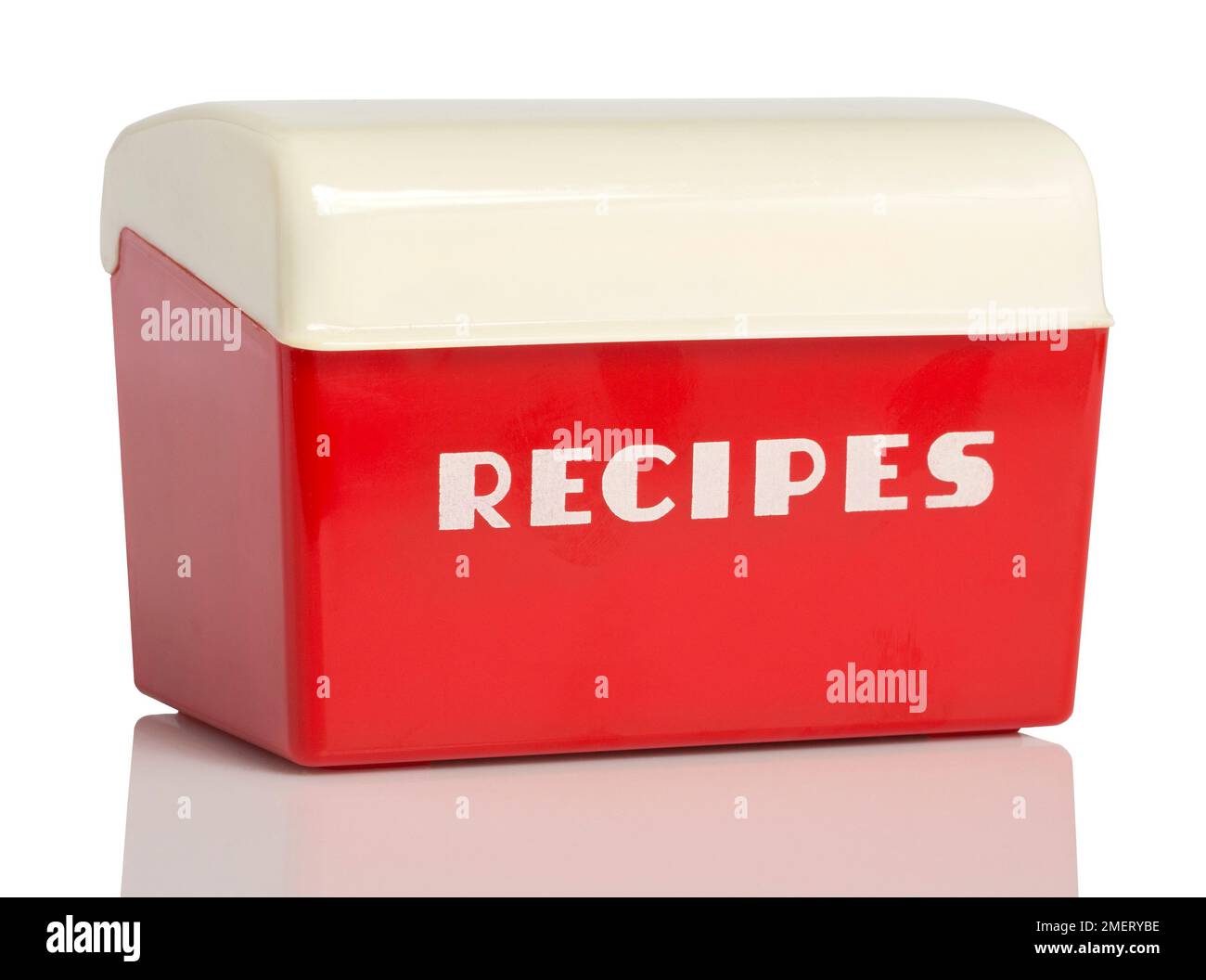 1950er Retro-Rezeptbox aus modernem rot-weißem Kunststoff aus der Mitte des Jahrhunderts mit Lustroware zum Sammeln von Familienrezepten Stockfoto