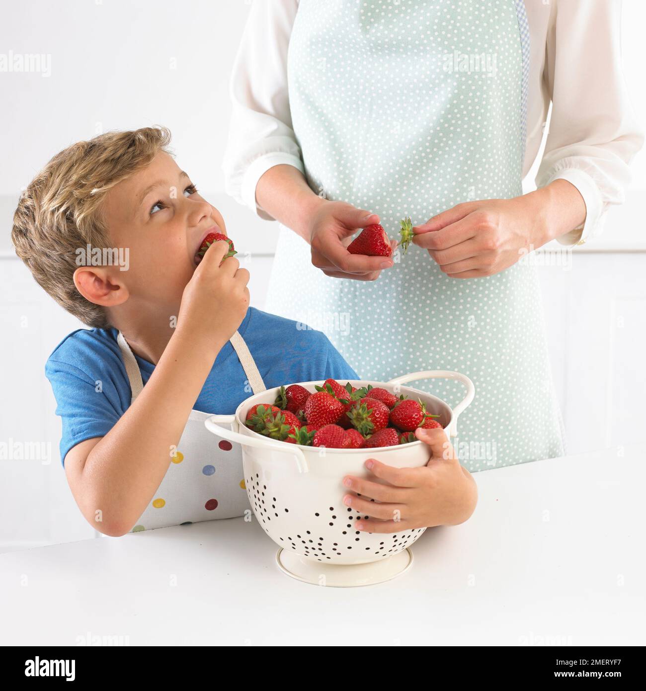 Junge mit einem Sieb aus Erdbeeren, 6 Jahre Stockfoto