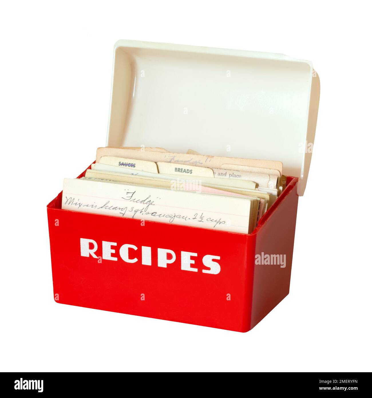 1950er moderne Rezeptbox aus rotem und weißem Kunststoff mit handgeschriebenen notizkarten für eine Sammlung von Rezepten von Familie und Freunden aus der Mitte des Jahrhunderts. Stockfoto