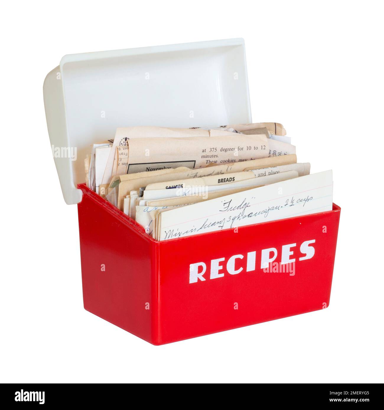 1950er Retro-Rezeptbox aus modernem rot-weißem Kunststoff aus der Mitte des Jahrhunderts mit Lustroware zum Sammeln von Familienrezepten und Zeitungsausschnitten. Stockfoto