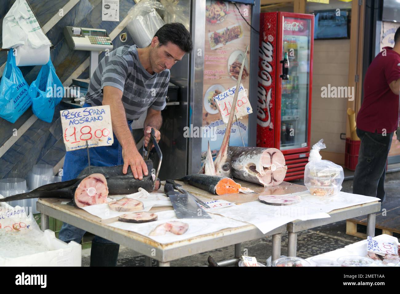 Fischzüchter, der frische Meeresfrüchte an seinem Stand auf dem Fischmarkt in Neapel, Kampanien, Italien verkauft. Stockfoto