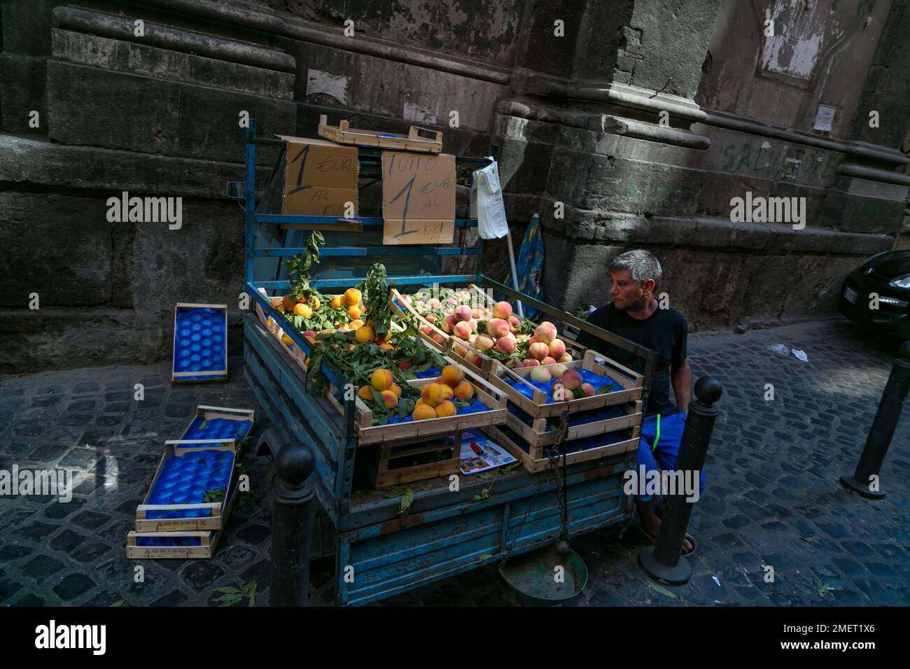 Mann, der frische Pfirsiche am Obststand in Neapel, Kampanien, Italien verkauft Stockfoto