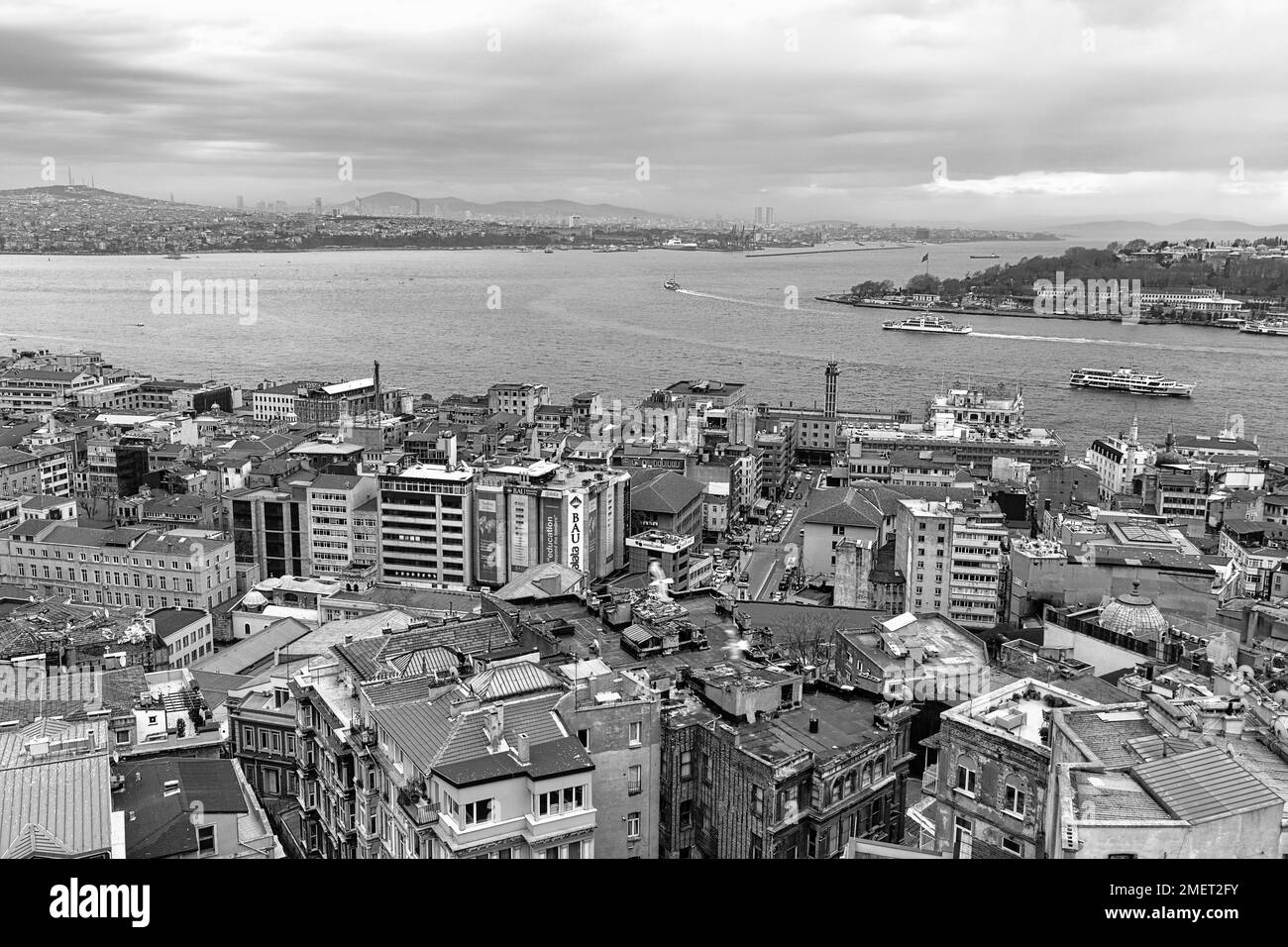 Panoramablick vom Galaturm auf das Meer von Häusern am Goldenen Horn und Bosporus, monochrom, Beyoglu Viertel, Istanbul, Türkei Stockfoto