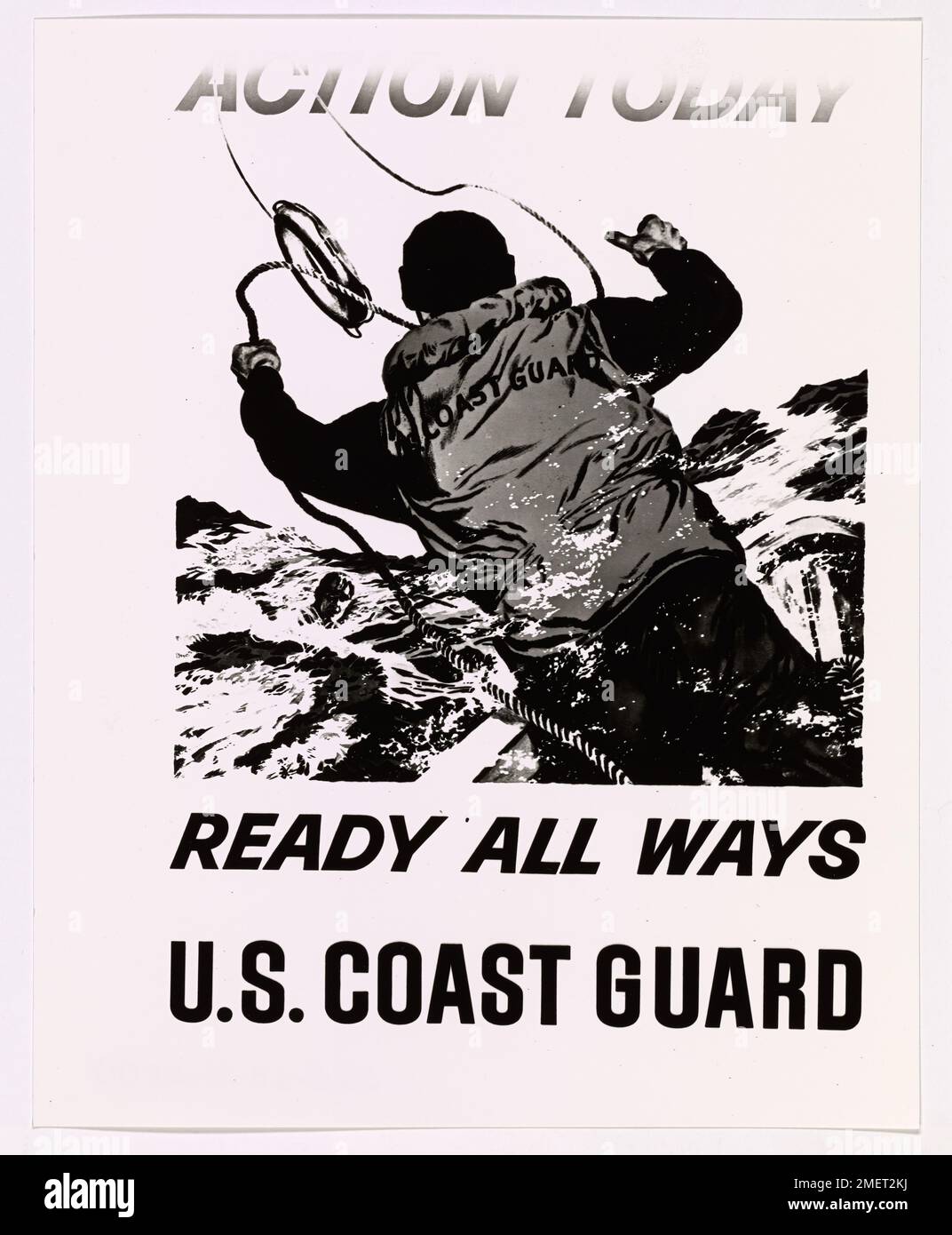 Dieses Poster zur Rekrutierung der Küstenwache betont die Bereitschaft und Wachsamkeit in der maritimen Verteidigung und stellt die Mission der Küstenwache dar, die Küsten und Wasserstraßen der USA zu schützen. Das Bild zeigt die aktive, wachsame Rolle der Küstenwache in der nationalen Sicherheit. Stockfoto