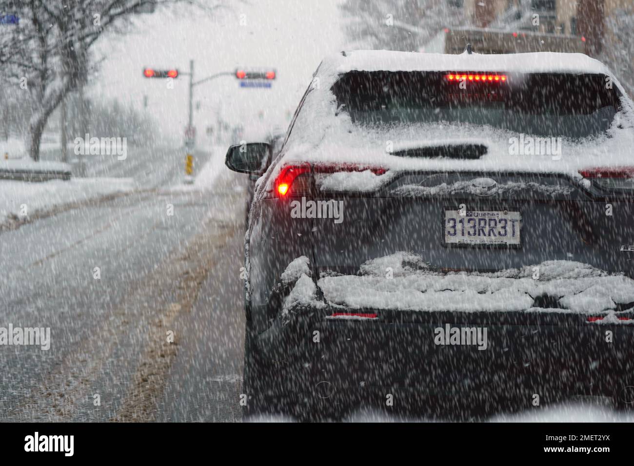 Verkehr in einem Schneesturm. Stockfoto