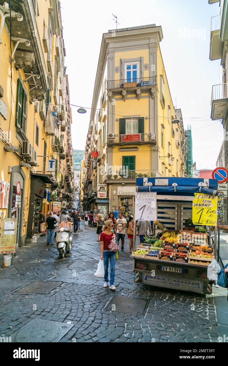 Obstverkäufer in der belebten engen Straße von Neapel, Italien. Stockfoto