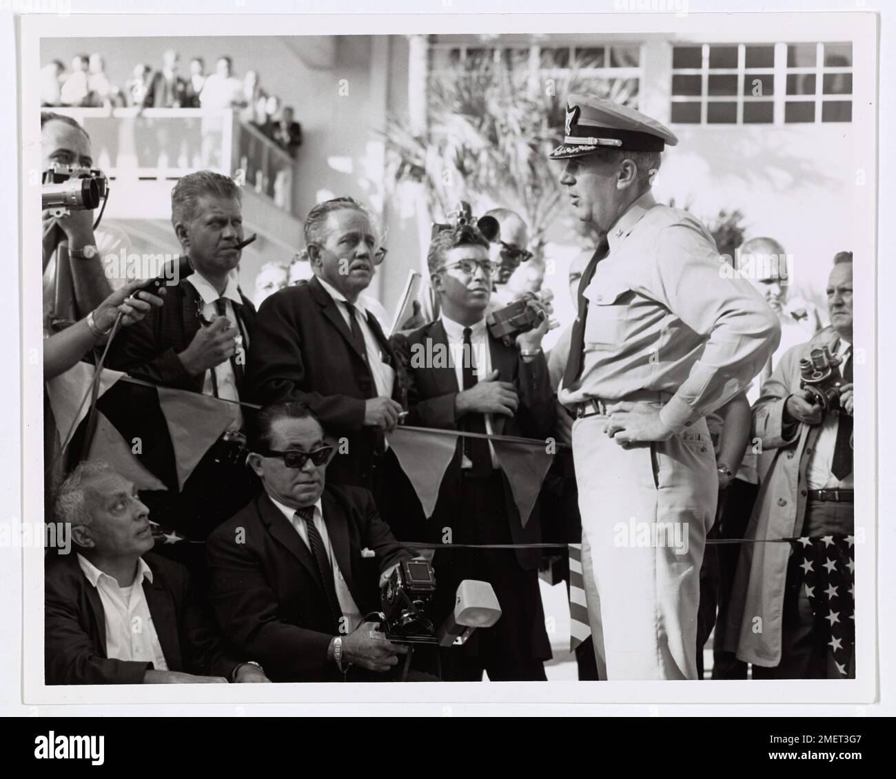 In Port Everglades, Florida, engagieren sich Mitglieder der Nachrichtenmedien mit Captain R. Barber, Captain of the Port Miami (COTP), in einer Frage-und-Antwort-Sitzung vor der Ankunft des Afrikanischen Piloten, einem Schiff, das 922 kubanische Flüchtlinge beförderte. Dieser Moment unterstreicht die Rolle der Presse bei der Berichterstattung über wichtige Ereignisse auf dem Seeweg während der kubanischen Flüchtlingskrise. Stockfoto