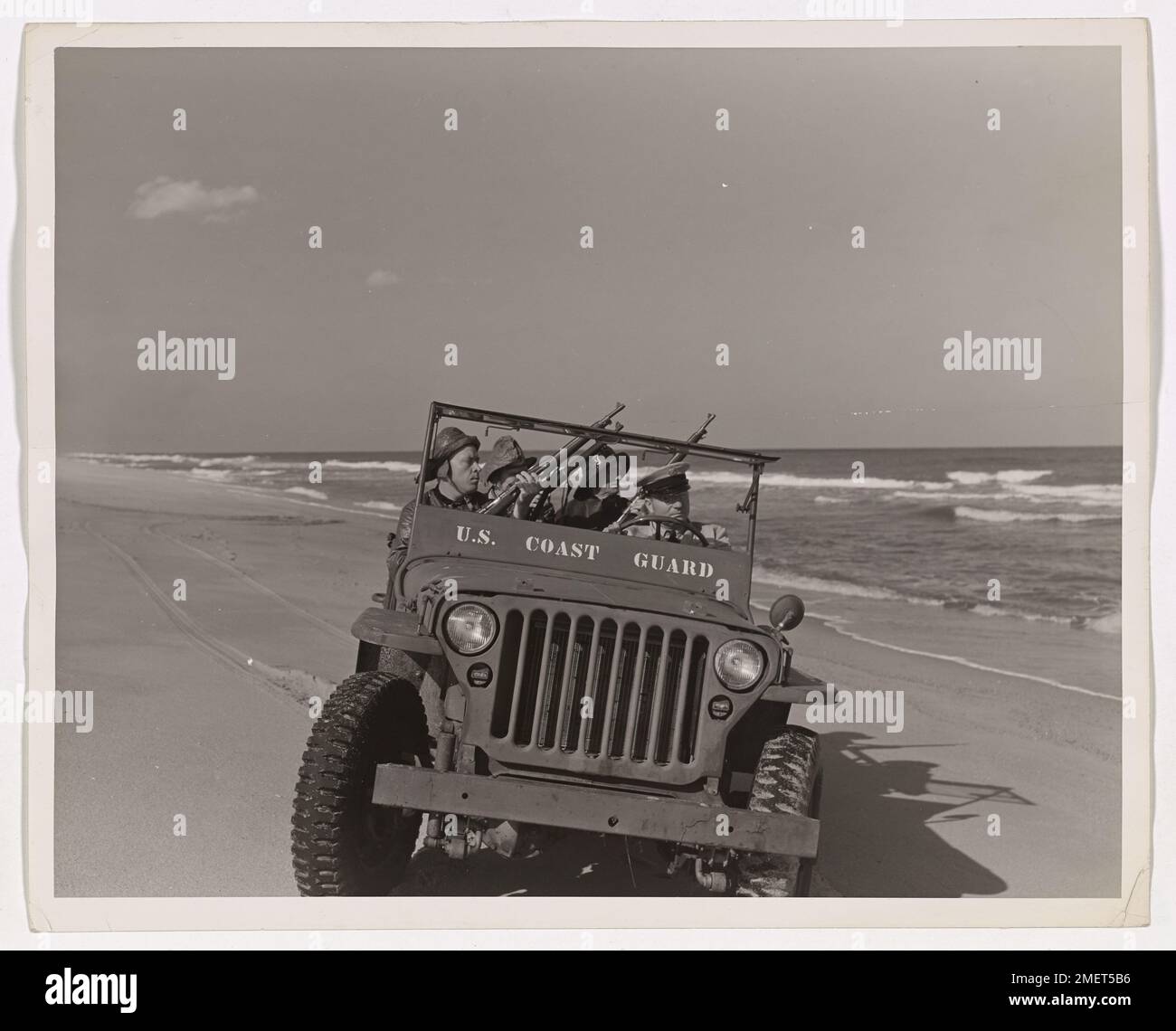 Eine Jeep-Patrouille der Küstenwache manövriert durch die Dünen von Kill Devil Hills, North Carolina, und ist Teil der laufenden Küstenüberwachungs- und Sicherheitsmaßnahmen entlang der US-Ostküste. Stockfoto