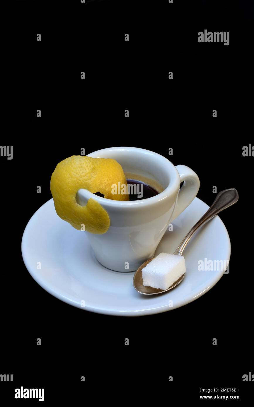 Espresso Romano, eine Tasse Espresso mit Zitronenschale, Kaffeezubereitung Stockfoto