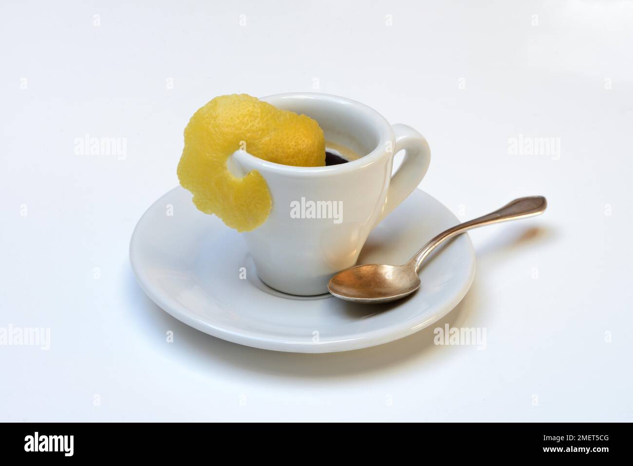 Espresso Romano, eine Tasse Espresso mit Zitronenschale, Kaffeezubereitung Stockfoto