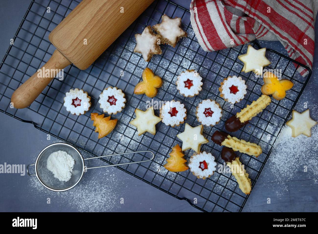 Gemischte Weihnachtskekse auf Kuchenregal, Kekse, Weihnachten Stockfoto