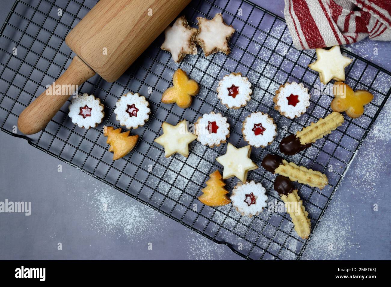 Gemischte Weihnachtskekse auf Kuchenregal, Kekse, Weihnachten Stockfoto