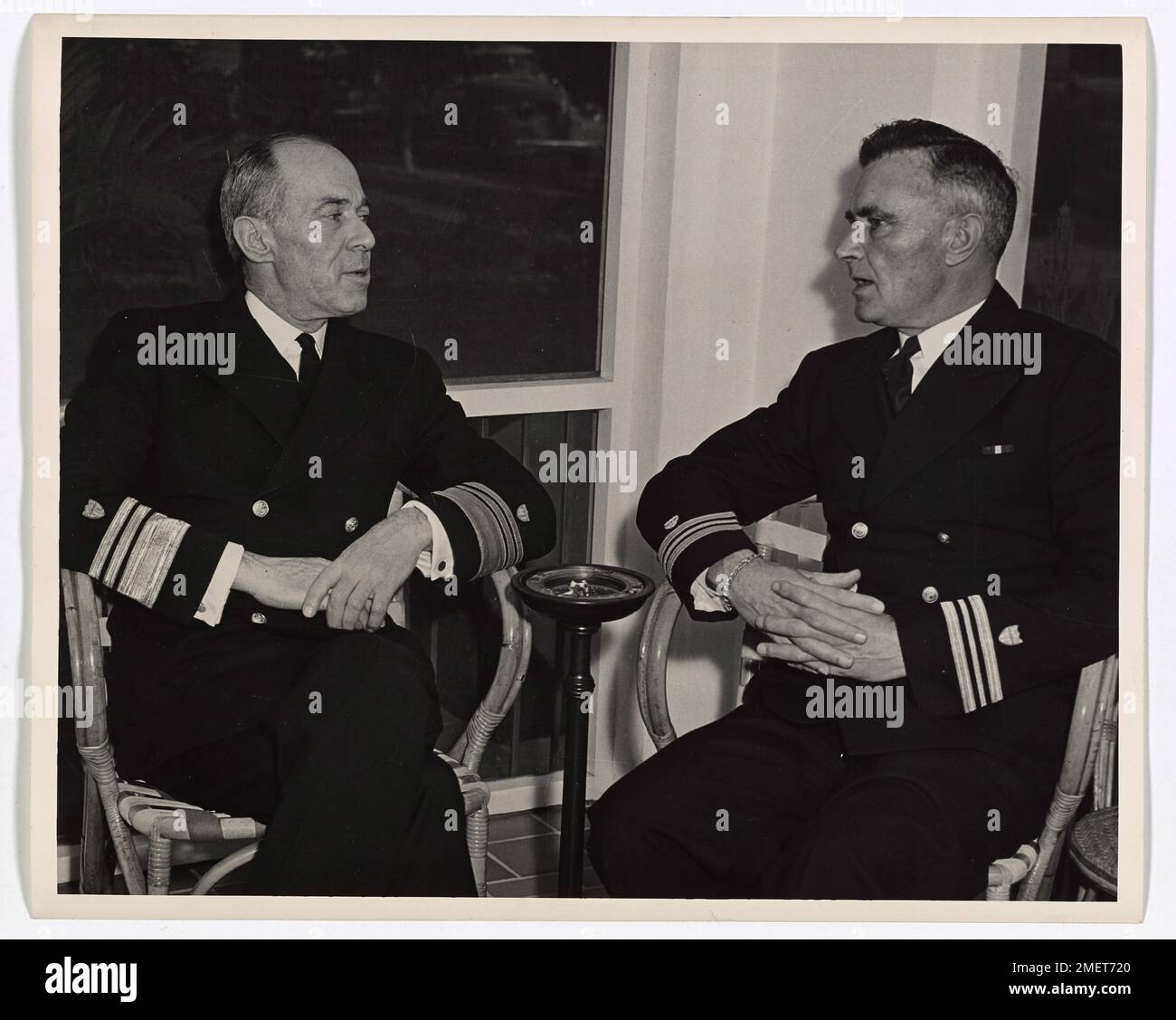 Vizeadmiral Russell R. Waesche, Kommandant der US-Küstenwache, erhält einen Bericht von Lieut. Commander Maurice D. Jester über den erfolgreichen Untergang eines Nazi-U-Bootes durch den U.S. Coast Guard Cutter Icarus. Die Verhaftung führte zu 33 Gefangenen. Jester erhielt später das Navy Cross für seine Aktionen. Stockfoto