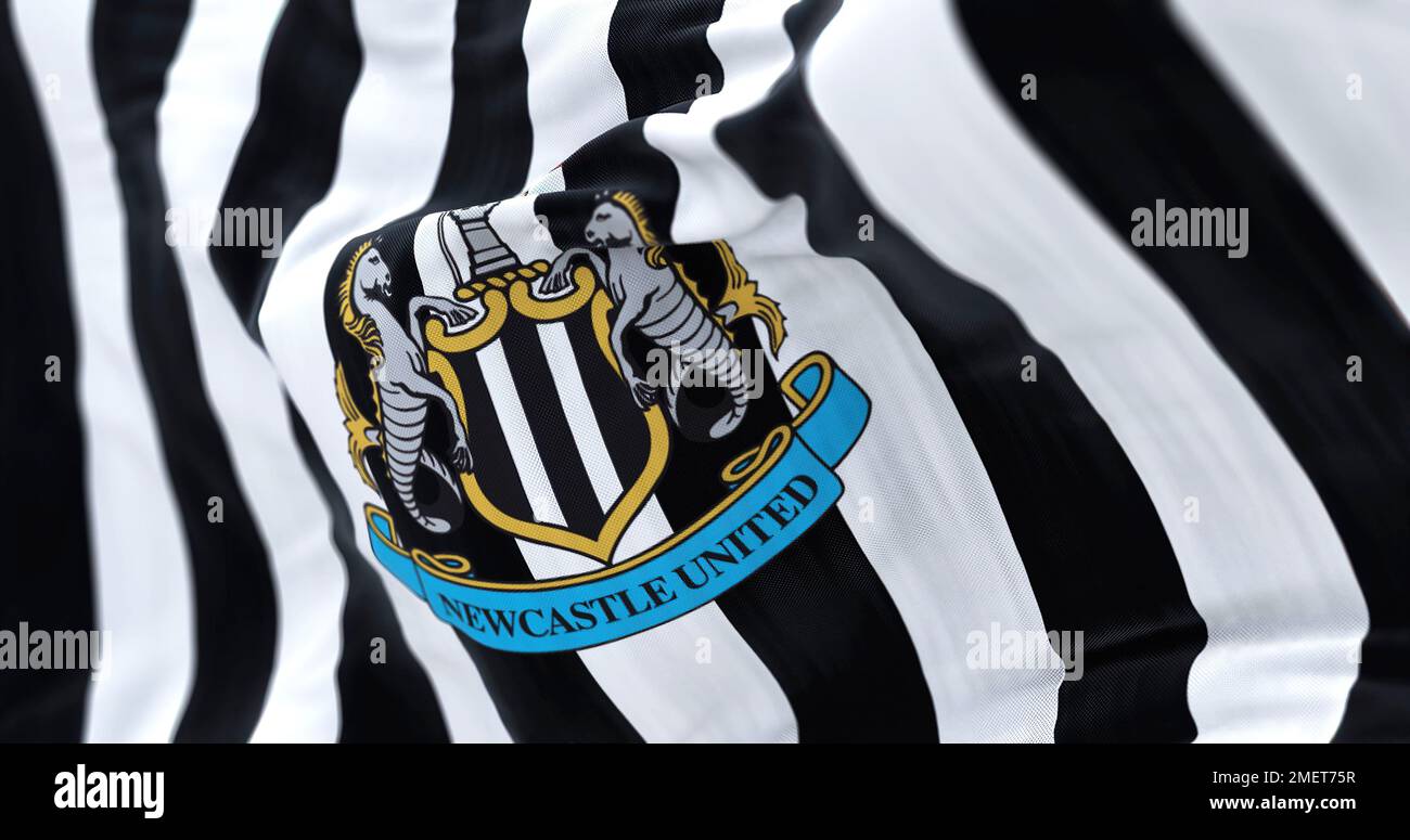 Newcastle, Vereinigtes Königreich, Mai 2022: Textilhintergrund mit der Flagge von Newcastle United. Geriffelter Stoff. Strukturierter Hintergrund. Realistische 3D-Darstellung. sele Stockfoto