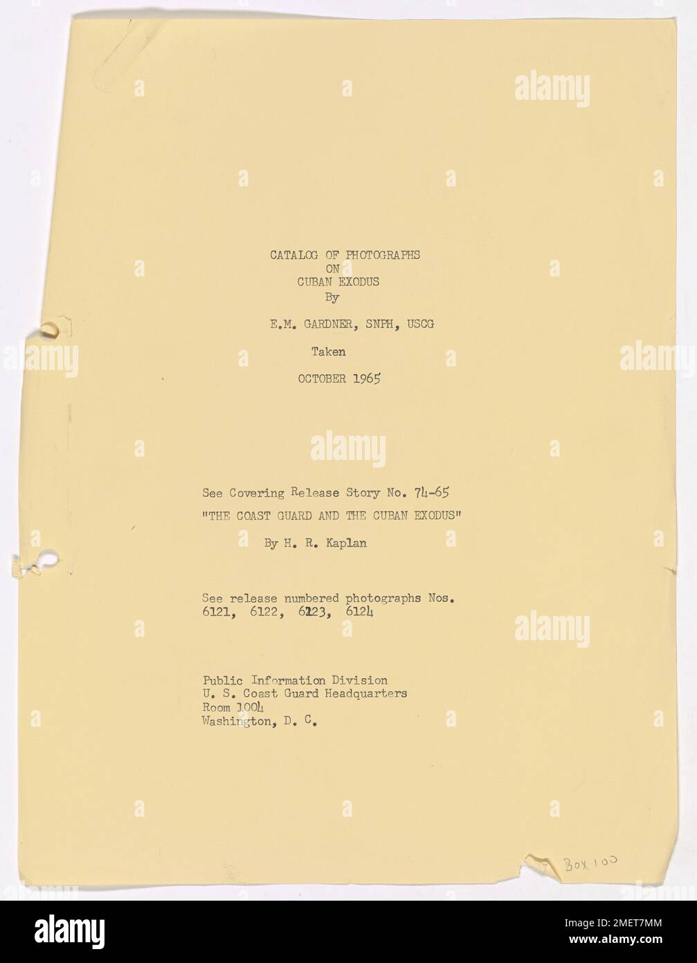 Dieser Artikel enthält einen Katalog von Fotos von E. M. Gardner, SNPH, USCG, die Szenen des kubanischen Exodus dokumentieren, der Flüchtlinge an Bord von Booten und die Bemühungen der US-Küstenwache zeigt, während dieser humanitären Krise zu helfen. Stockfoto