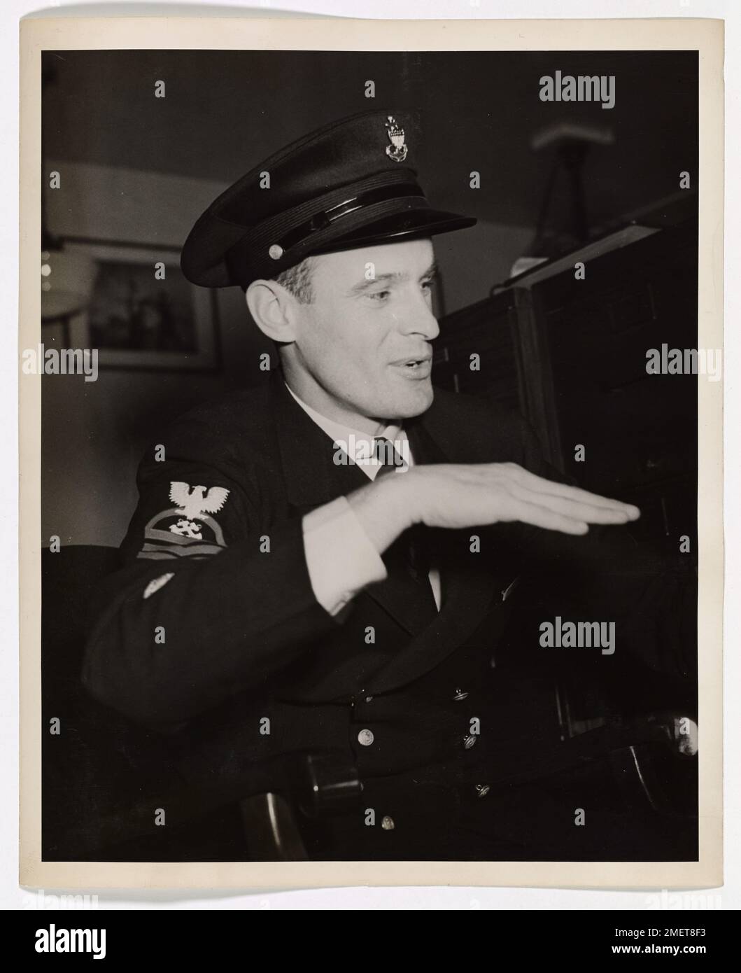 Ein Küstenwächter ist wachsam, möglicherweise während einer Militäroperation oder einer Trainingsübung, was die Bereitschaft und Wachsamkeit des Personals der US-Küstenwache veranschaulicht. Seine Rolle spielt eine entscheidende Rolle bei der Aufrechterhaltung der maritimen Sicherheit und bei der Unterstützung militärischer Operationen während des Krieges. Stockfoto