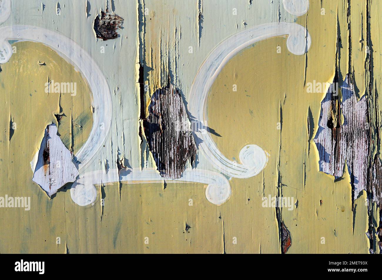Lackierte Blende mit abgesplitterter Farbe, Allgaeu, Bayern, Deutschland Stockfoto