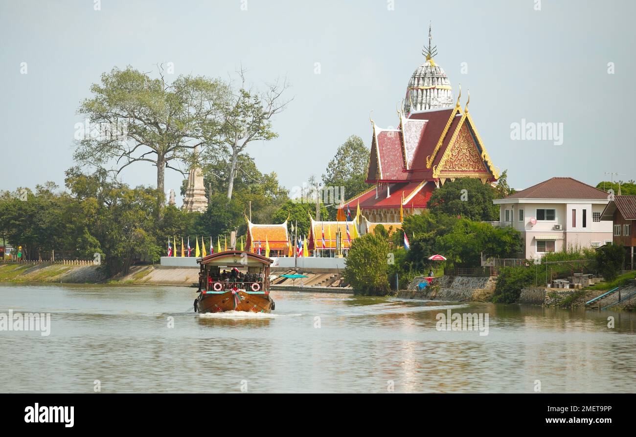 Reisgrille auf dem Chao Phraya, Wat Phuttaisawan im Rücken, Ayutthaya, Provinz Ayutthaya, Thailand Stockfoto