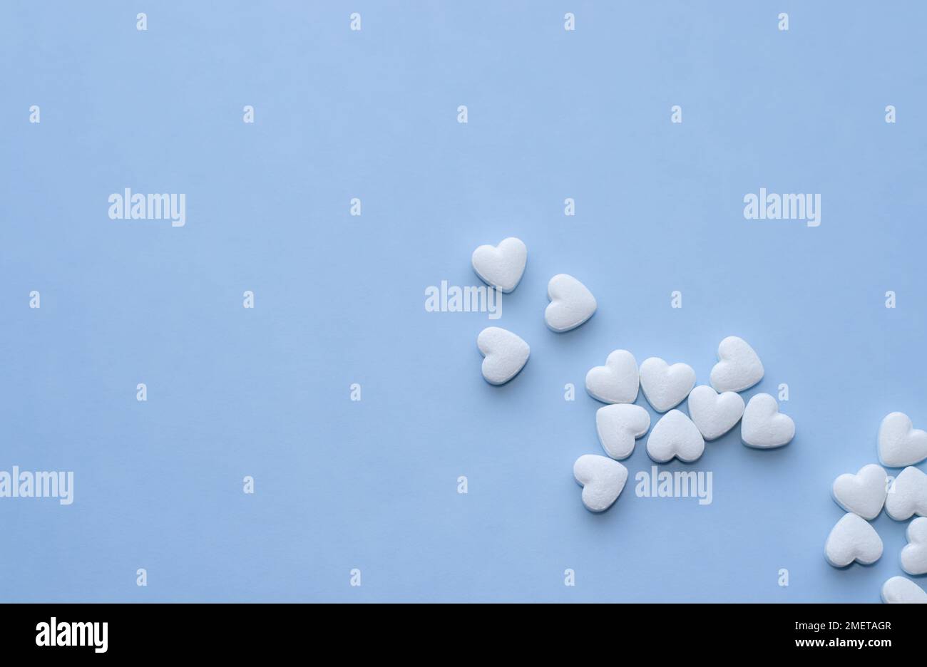 Pillen-Tabletten aus der Flasche isolierte Medizin-Konzept Stockfoto