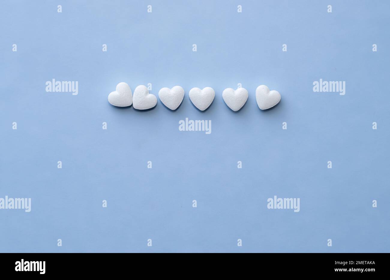 Pillen-Tabletten aus der Flasche isolierte Medizin-Konzept Stockfoto