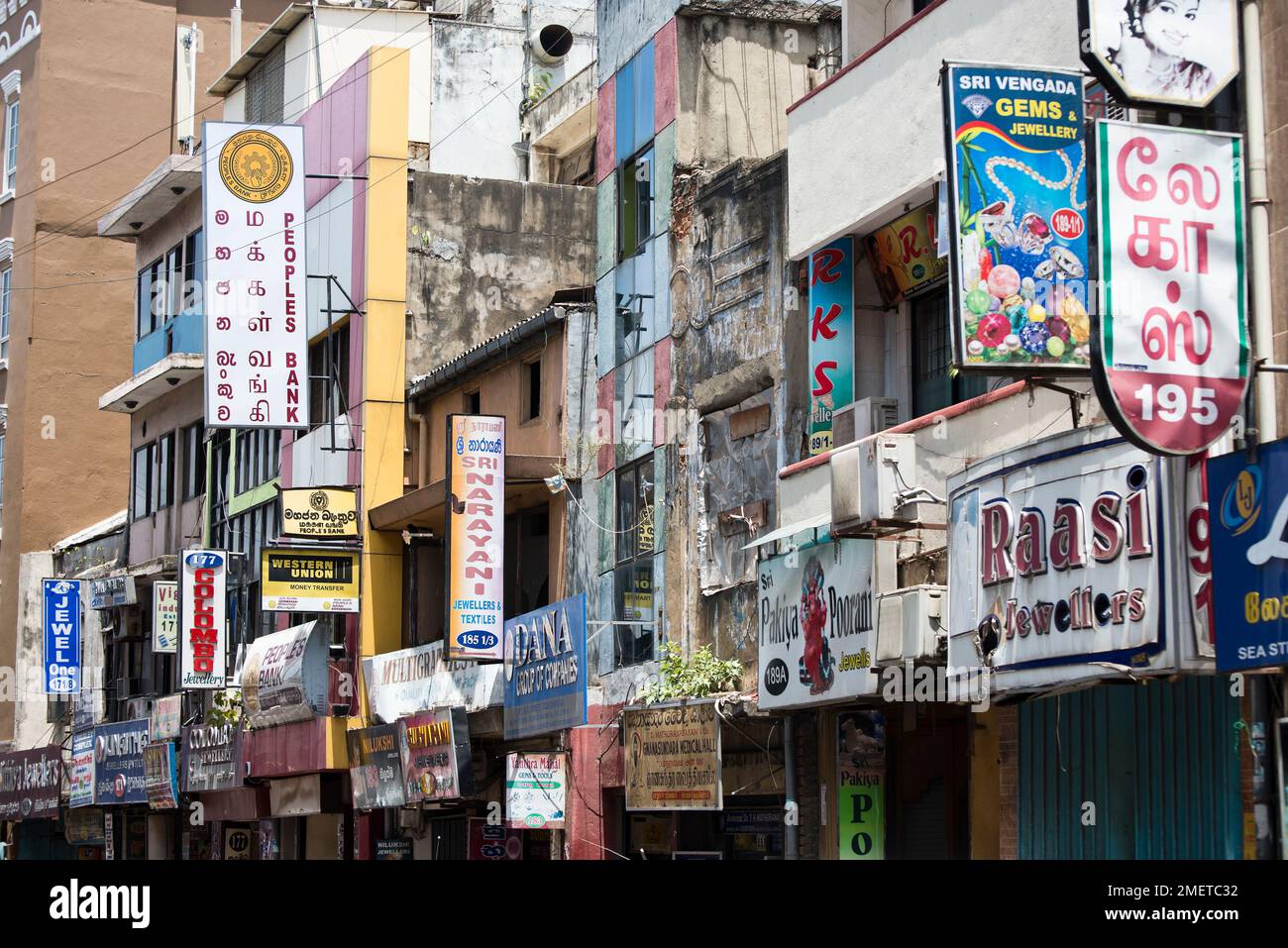 Colombo, Pettah, Sea Street, Sri Lanka, Westprovinz, Hängende Schilder Stockfoto