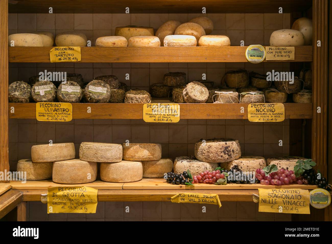 Pecorino-Käsereiben zum Verkauf in einem Geschäft in Pienza, Italien. Stockfoto