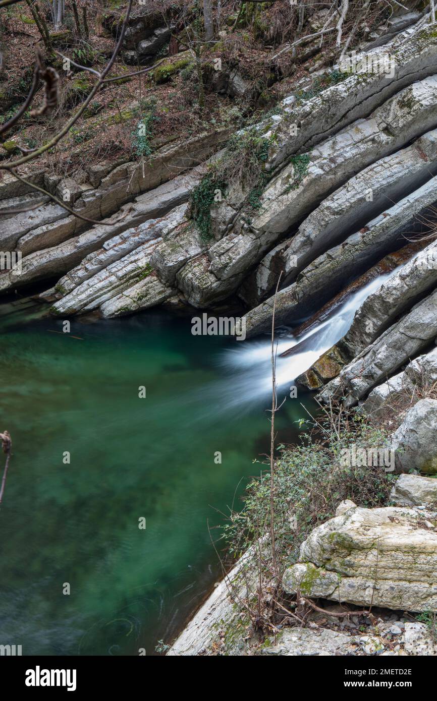 Kalkstein, Moltrasio-Kalkstein, ältestes Sediment im Geopark, Ruinen von Mulin di Canaa, Gole della Breggia, Tessin, Schweiz Stockfoto