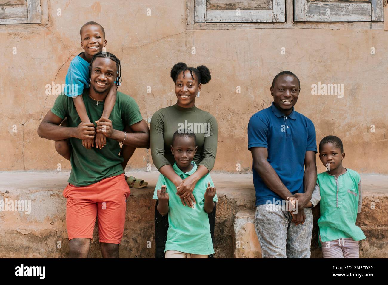 Mittellange Aufnahme glücklicher afrikanischer Menschen Stockfoto