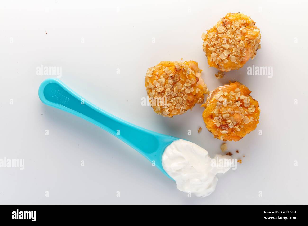 Lachs- und Süßkartoffelkuchen mit Joghurtdip Stockfoto