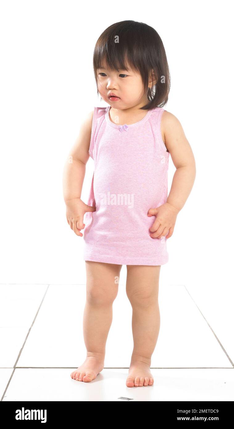Ein Mädchen mit pinkfarbener Weste, 20 Monate Stockfoto
