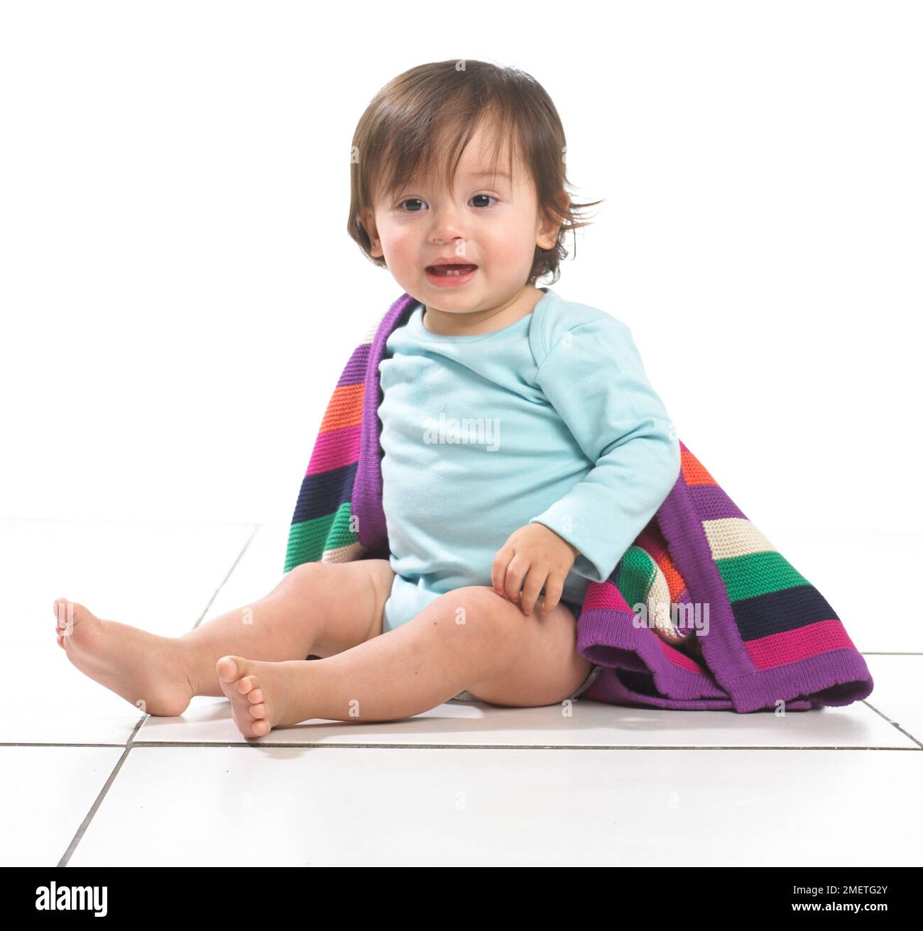 Kleinkinder mit bunt gestreifter Decke über der Schulter Stockfoto