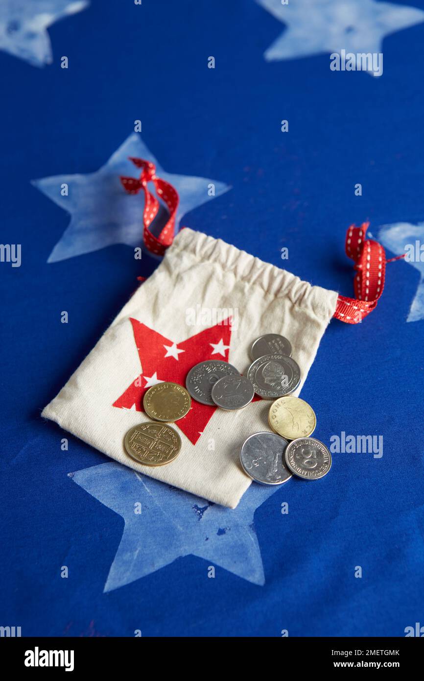 Ein Münztrick mit einer kleinen Tasche und gekühlten Münzen Stockfoto