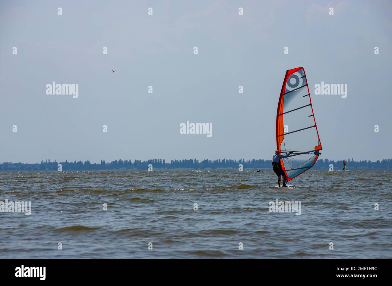 Windsurfen. Unterhaltung auf dem Meer, Extremsport, Lifestyle während der Sommerferien. Stockfoto