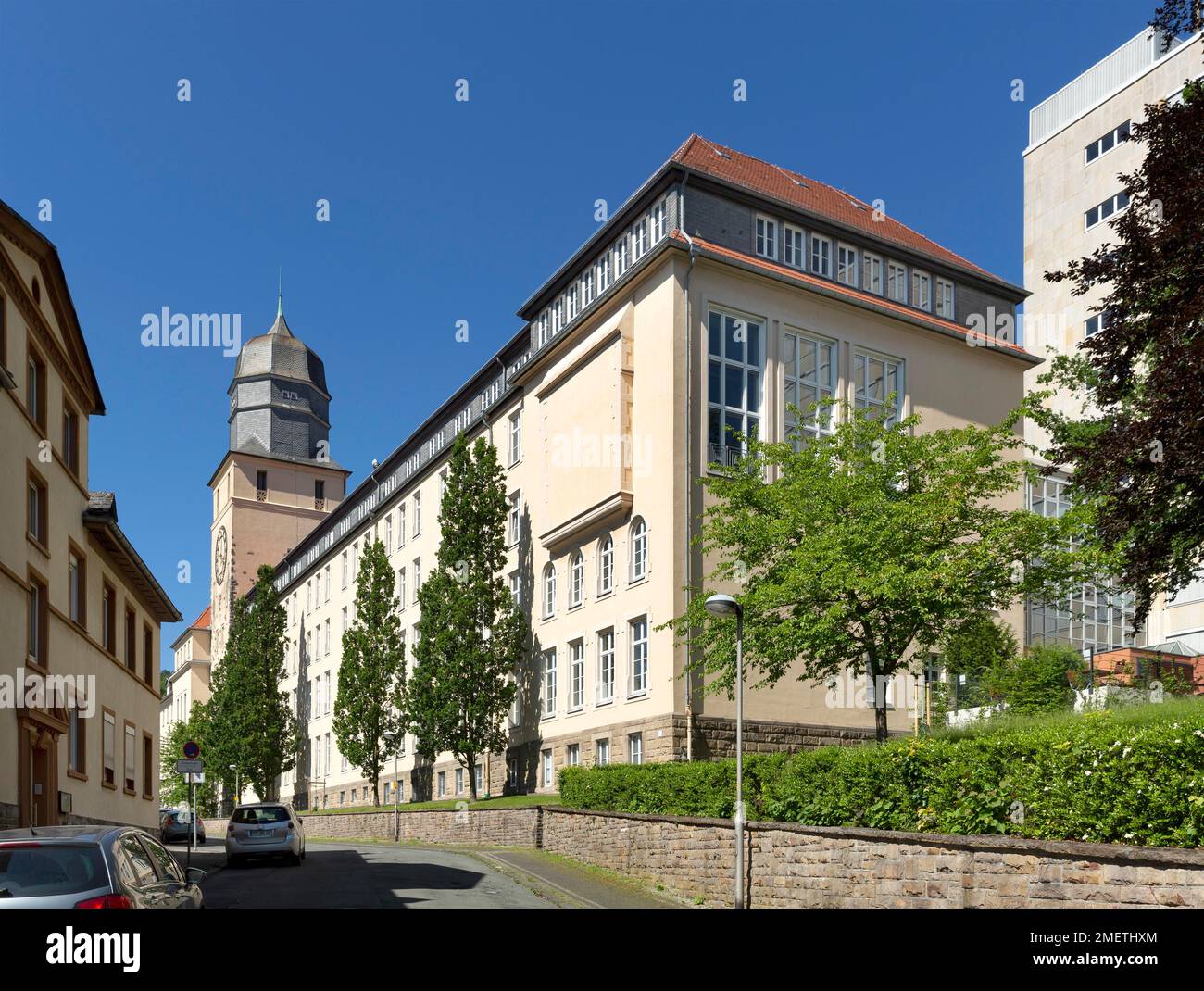 Hauptgebäude der Bezirksregierung Arnsberg, ehemals katholische Lehrerausbildung, Arnsberg, Sauerland, Nordrhein-Westfalen, Deutschland Stockfoto