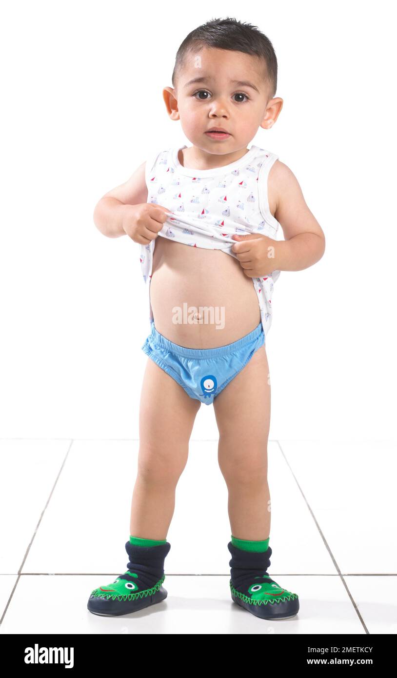 Ein Junge mit Weste, Hosen und Hausschuhen, 15 Monate Stockfoto