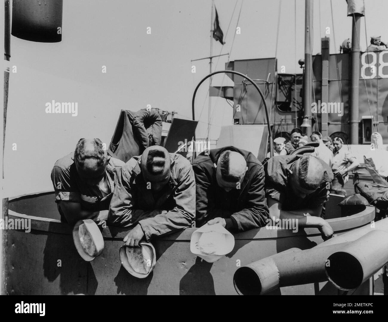 Vier Küstenwache, die als Pfadfinder dienen, begeben sich kurz vor der H-Stunde in einem LCM zum französischen Invasionsstrand. Das Foto spiegelt ihre militärische Bereitschaft und Kameradschaft vor dem Angriff wider. Stockfoto